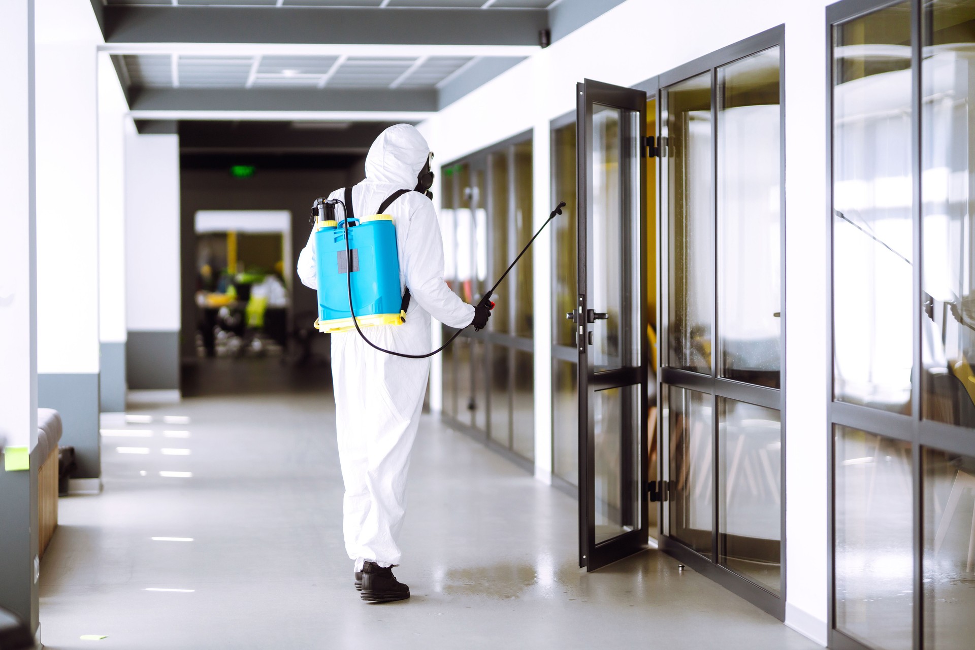 Disinfezione dell'ufficio per prevenire covid-19,