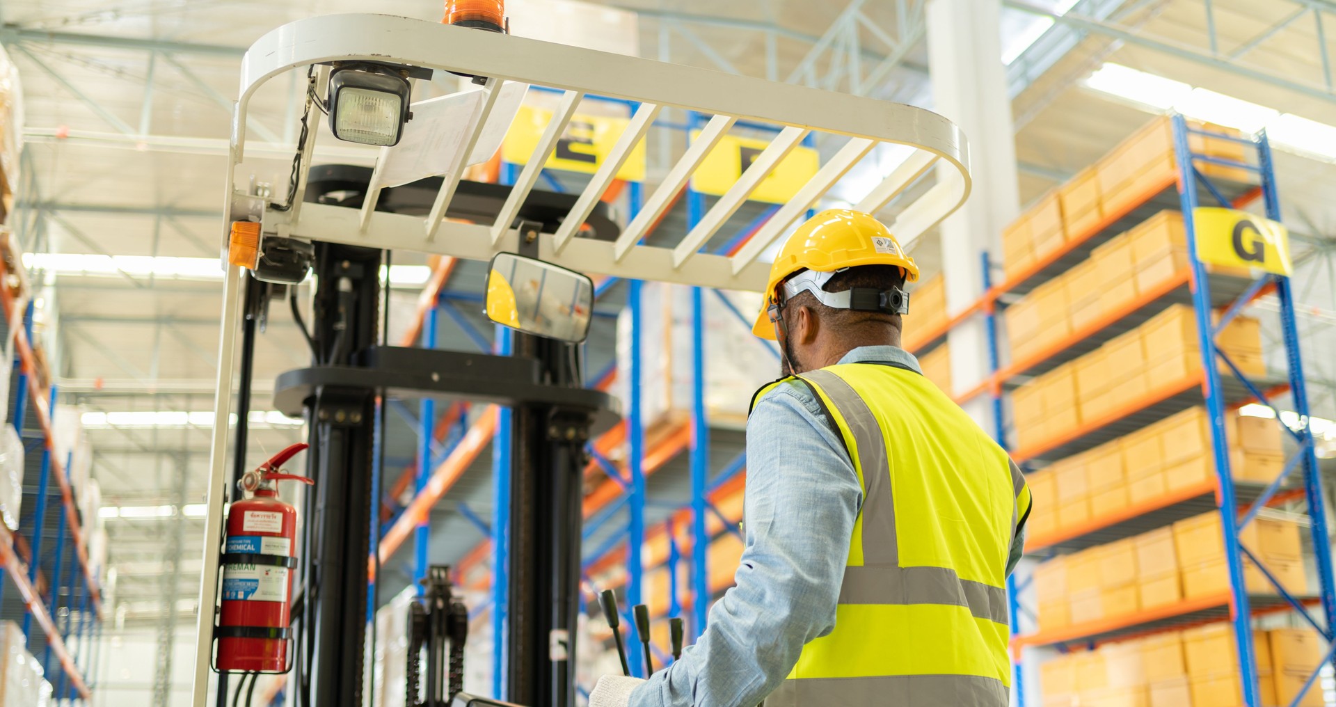 Ritratto di operaio nero che lavora nella grande fabbrica dell'industria del negozio al dettaglio di magazzino. Rack di stoccaggio delle scorte. Cargo nel concetto di e-commerce e logistica. Deposito. Stile di vita delle persone. Servizio di spedizione.